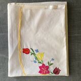 Drap ancien brodé à la maison