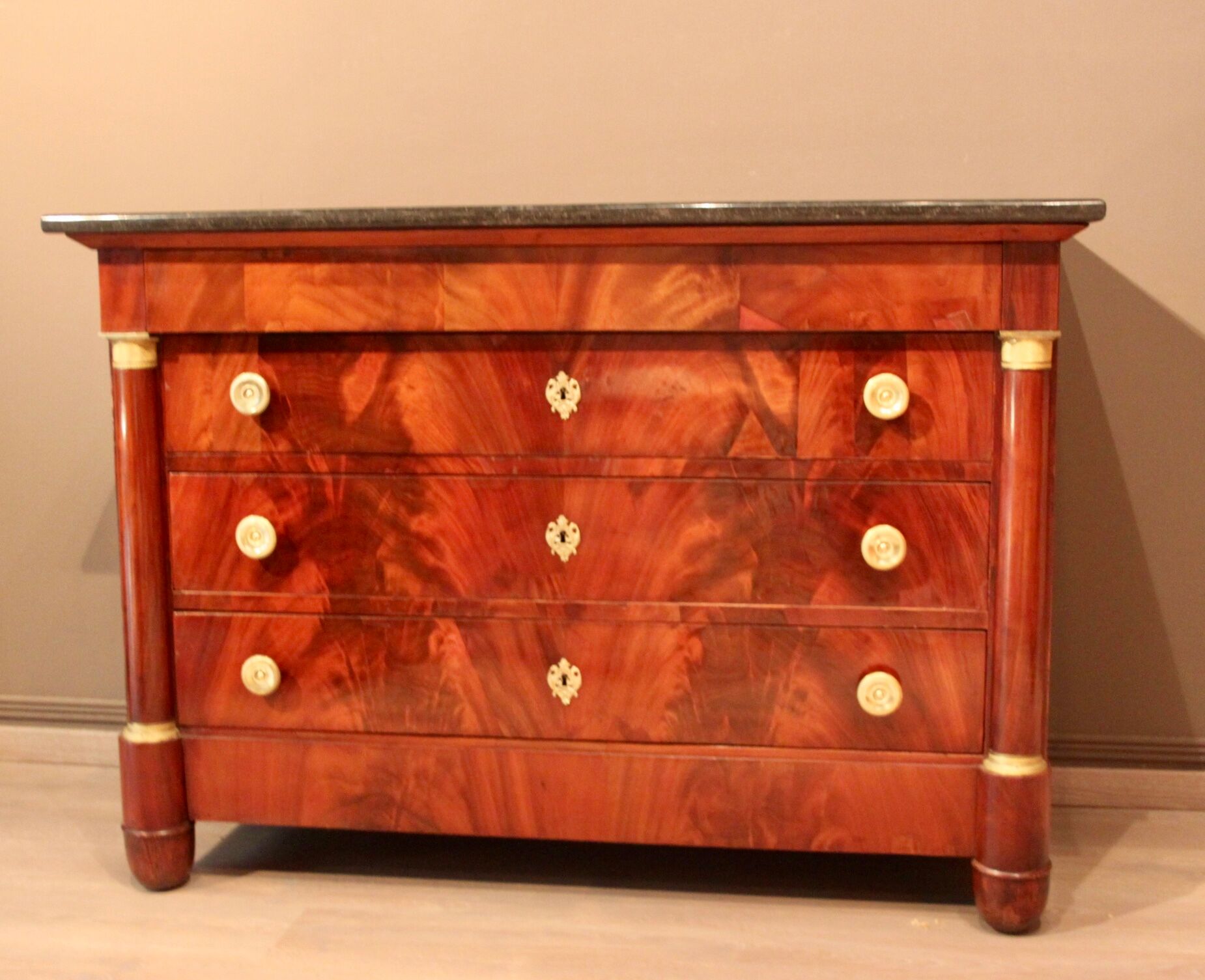 EMPIRE Dresser