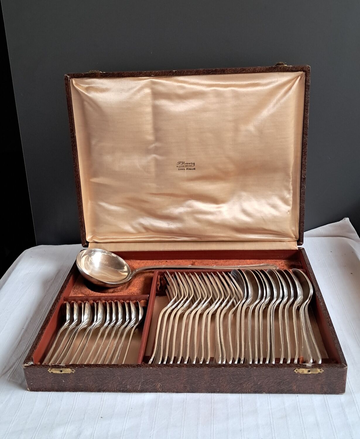 37-piece cutlery set in the liner style