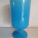 Vase bleu sur piédouche en opaline