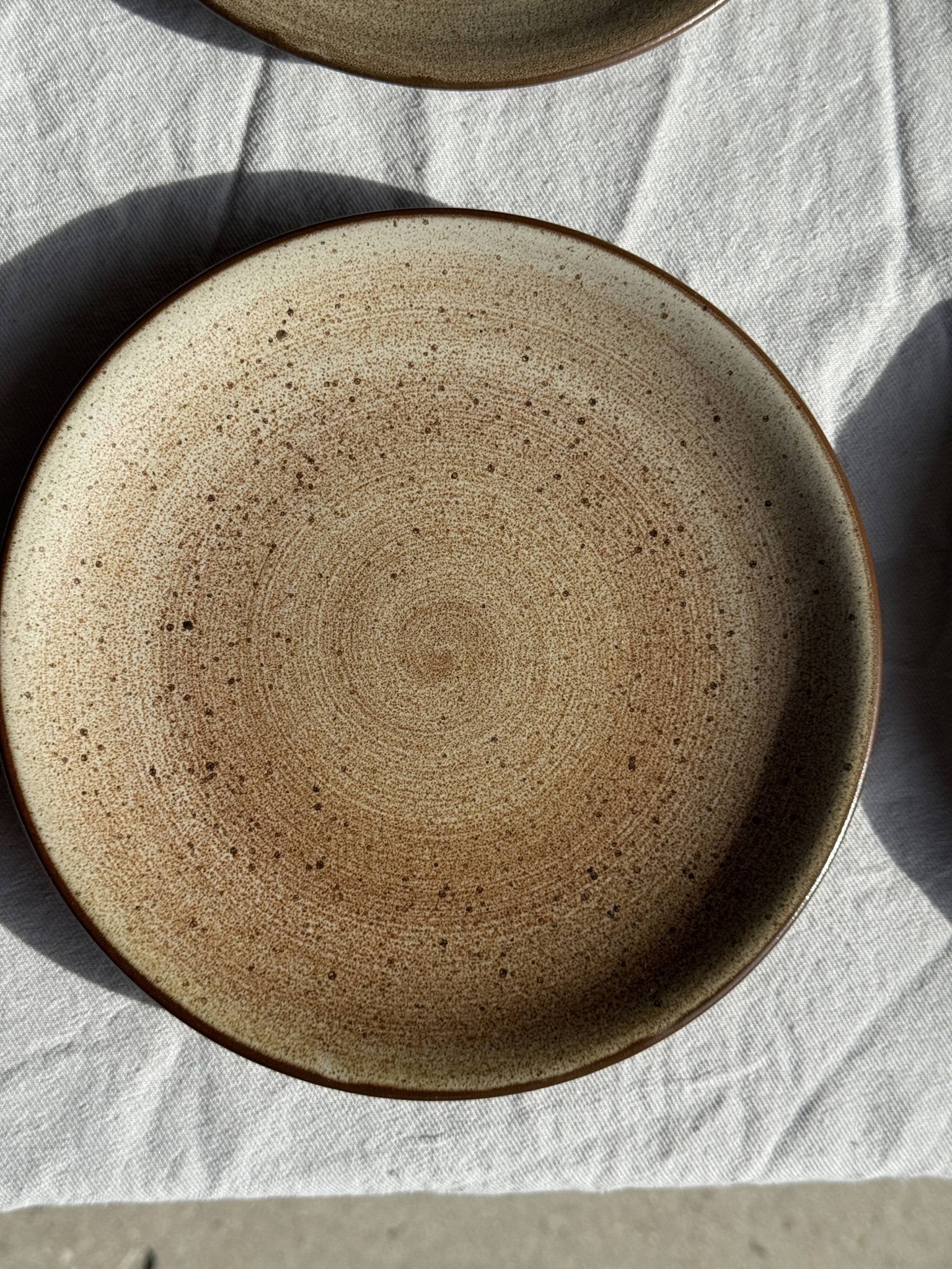 Lot de 6 assiettes à dessert vintage en grès brun