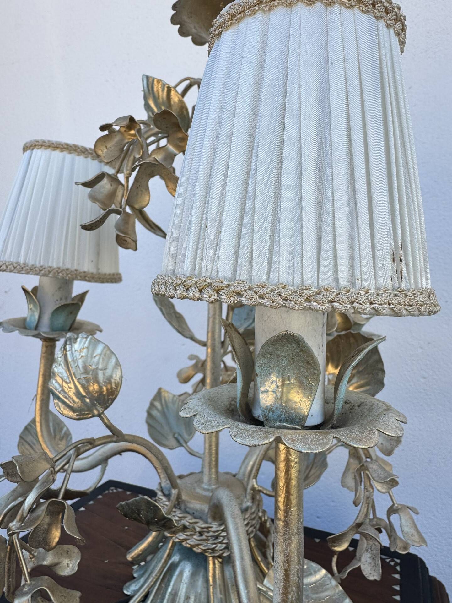 Florentine lamp with foliage from the 1970s.