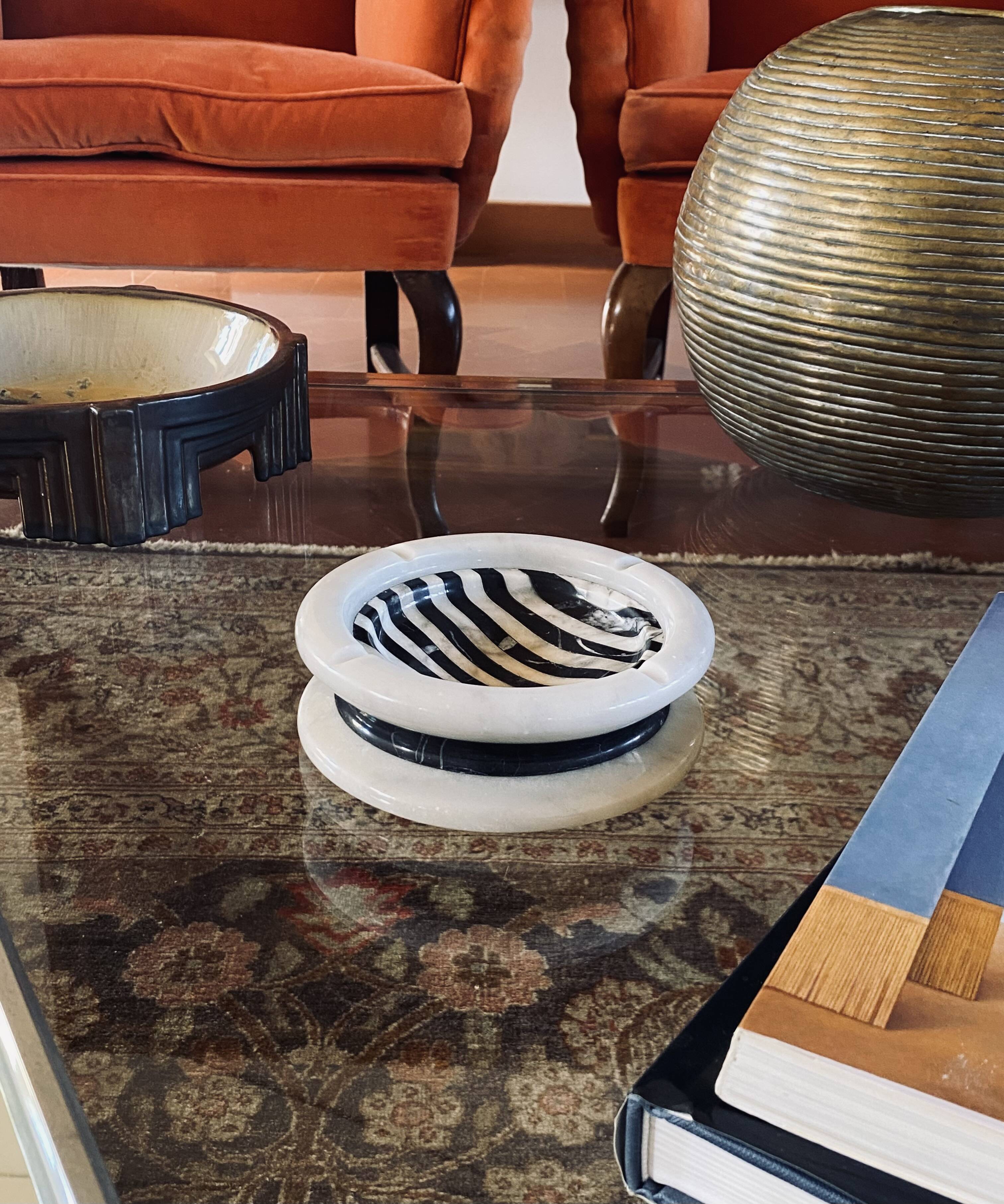 Black and white marble inlays ashtray, Casigliani Italy, 1970s