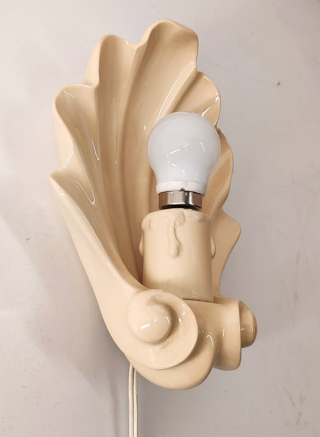 Beige ceramic shell lamp wall lamp from the 40s