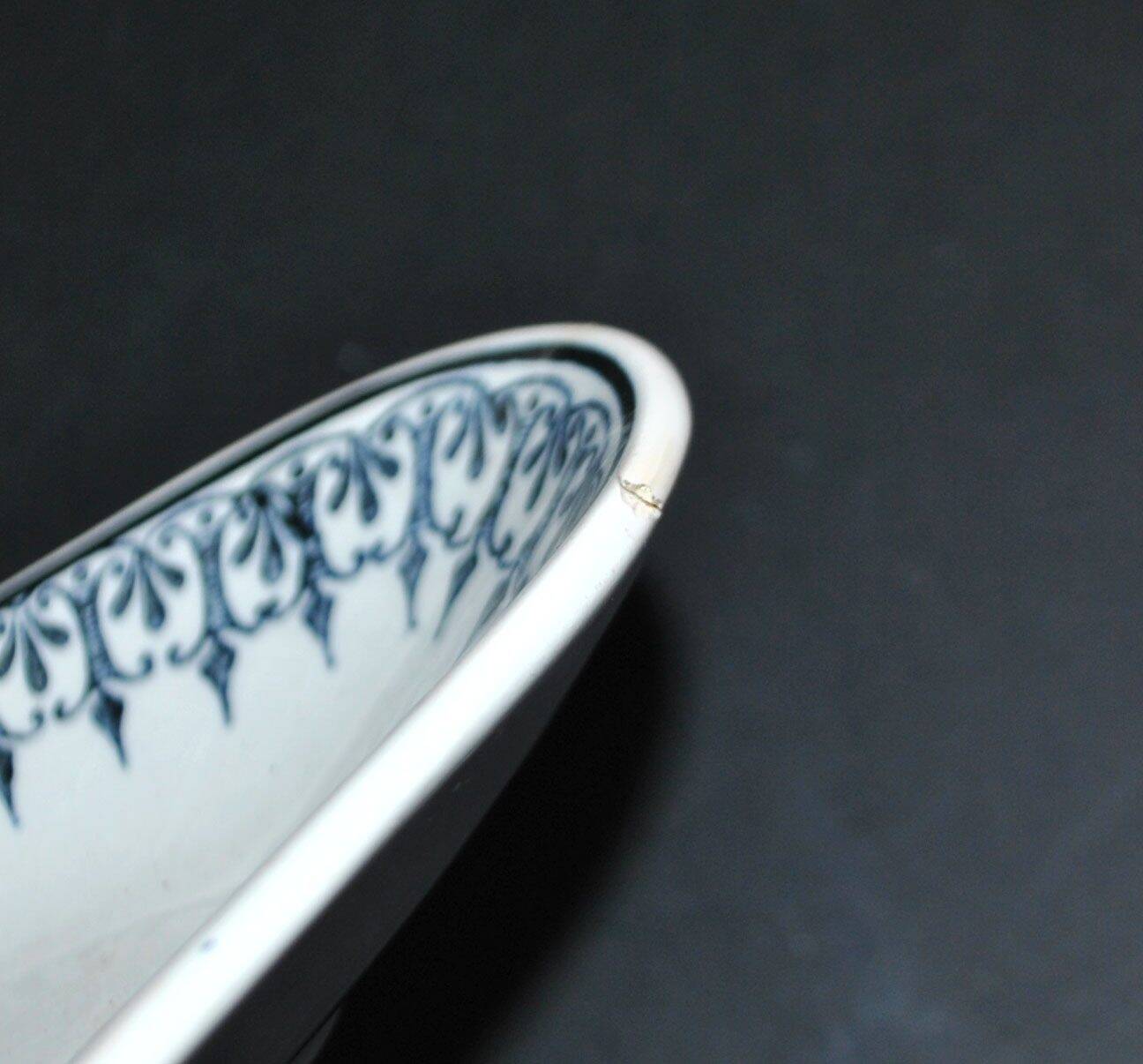 Saint Amand sauce boat and 2 earthenware dishes with navy blue rose decoration Primax