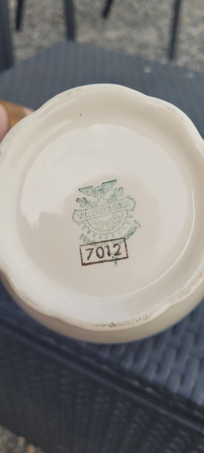 White and golden teapot villeroy and boch