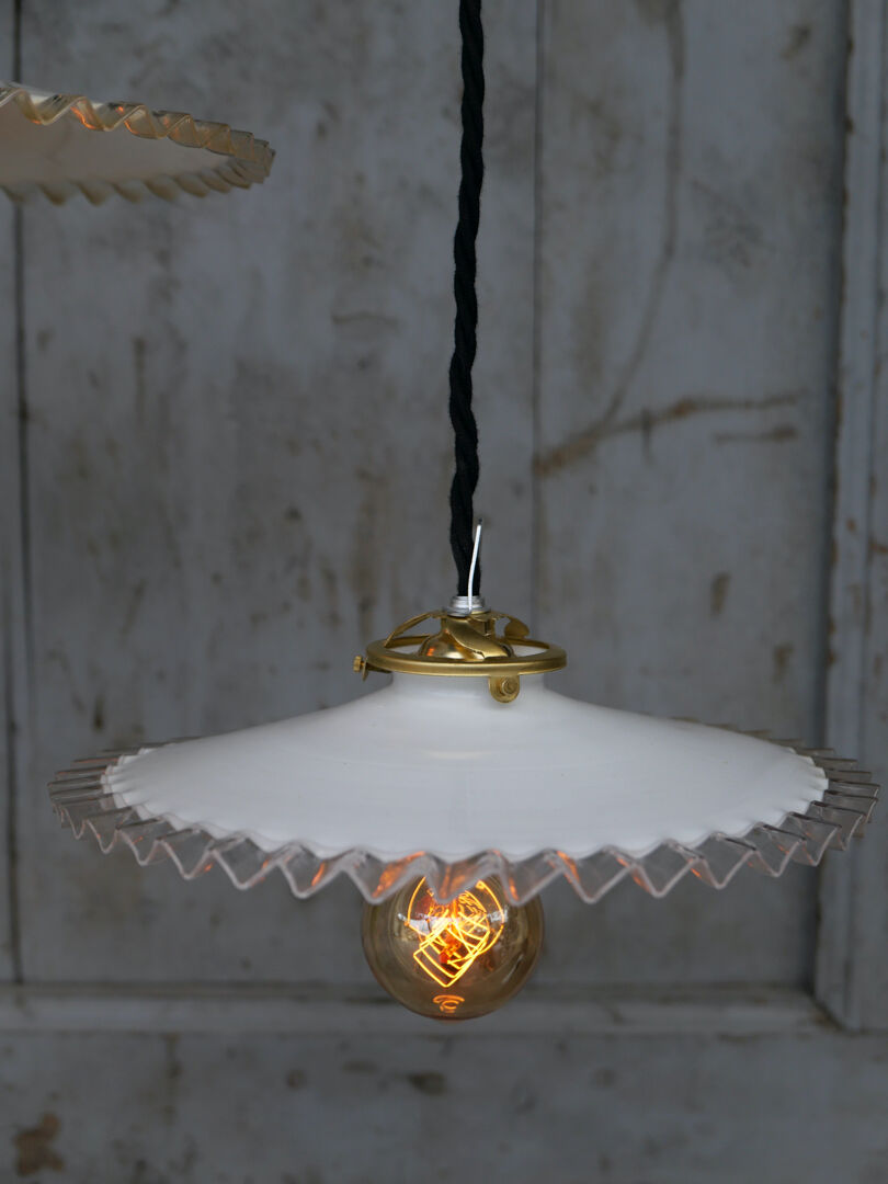 Suspension with lace opaline lampshade