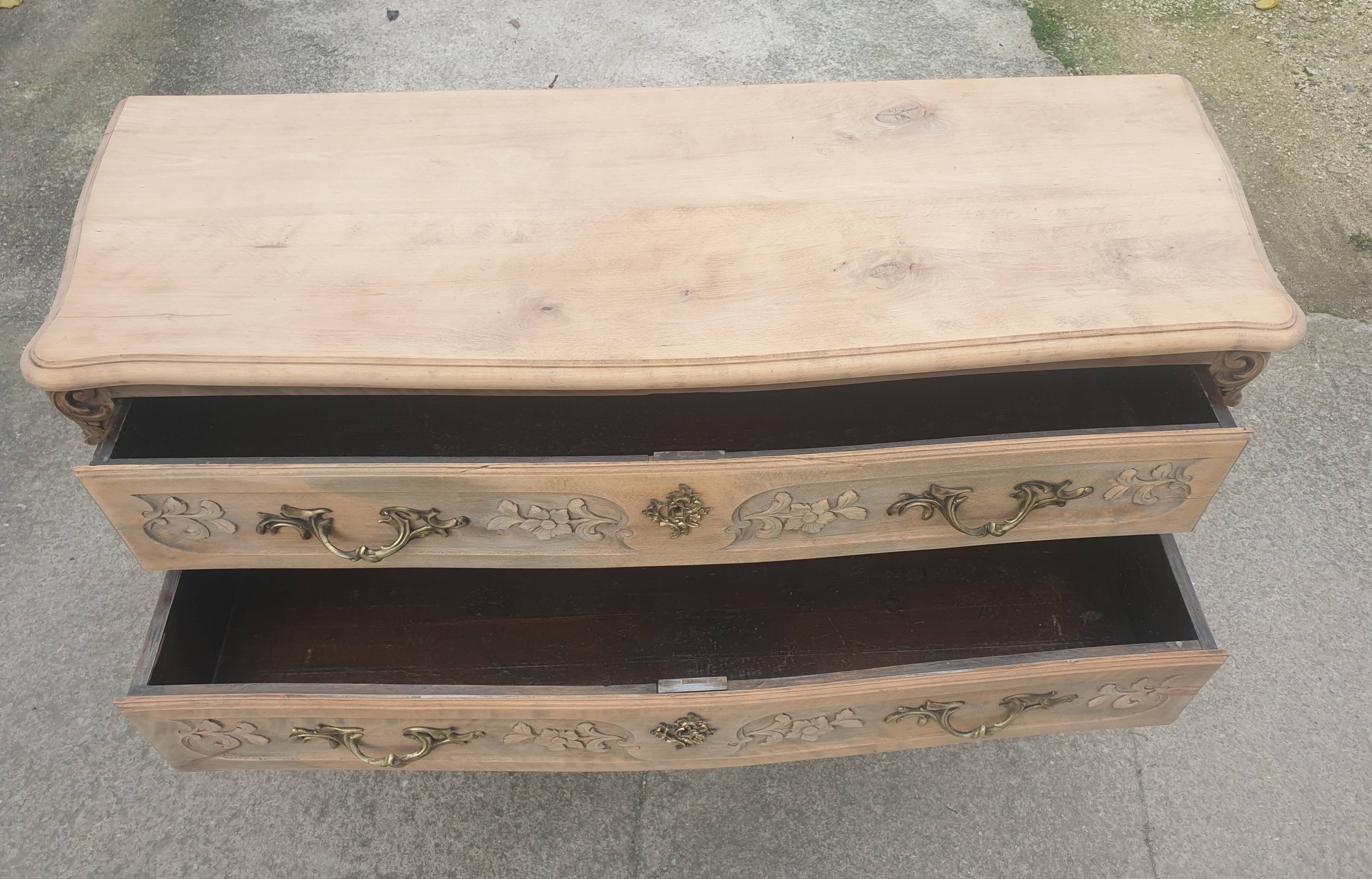 Commode dite " sauteuse " en bois massif