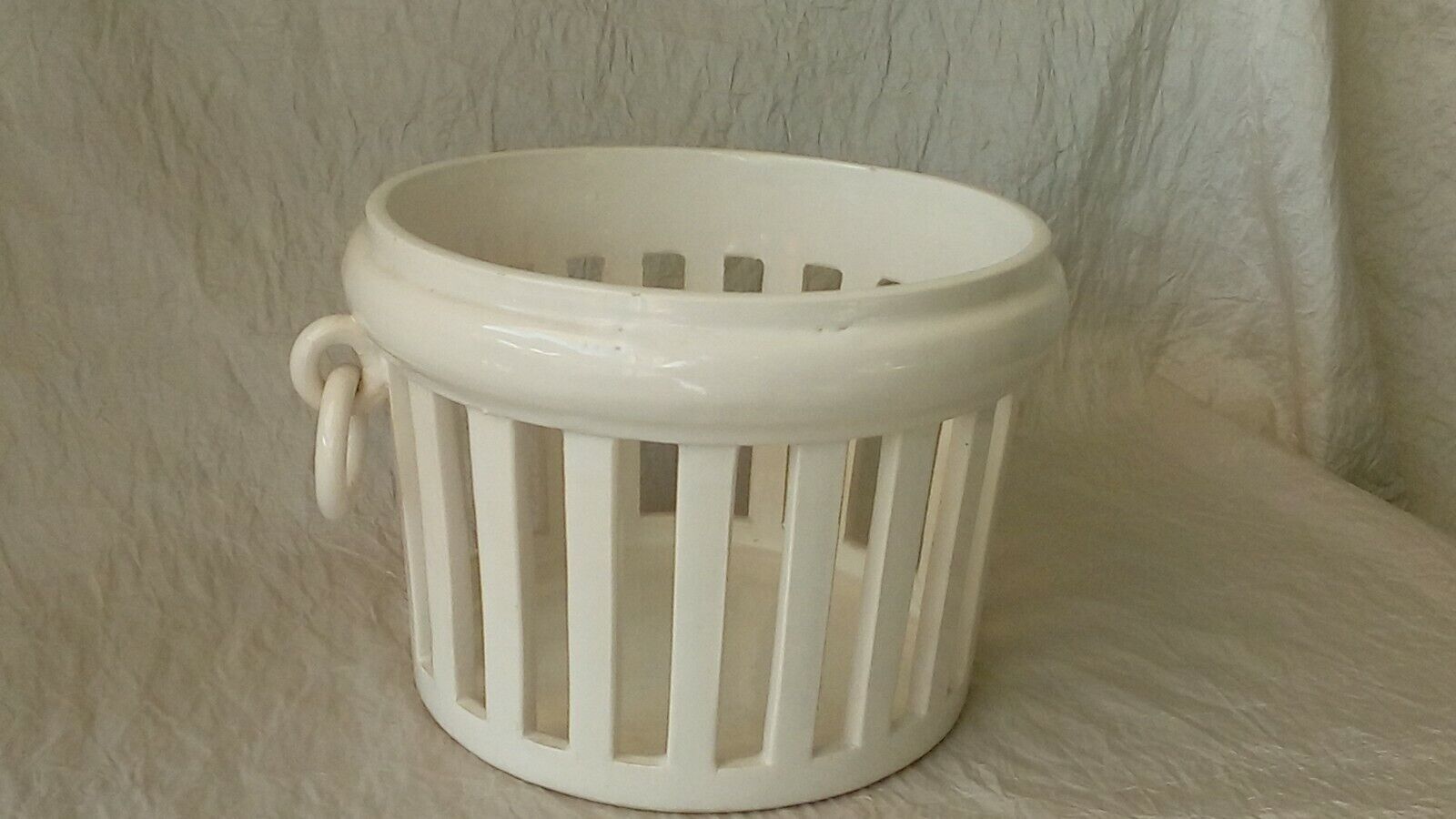 Openwork model faience pot cover