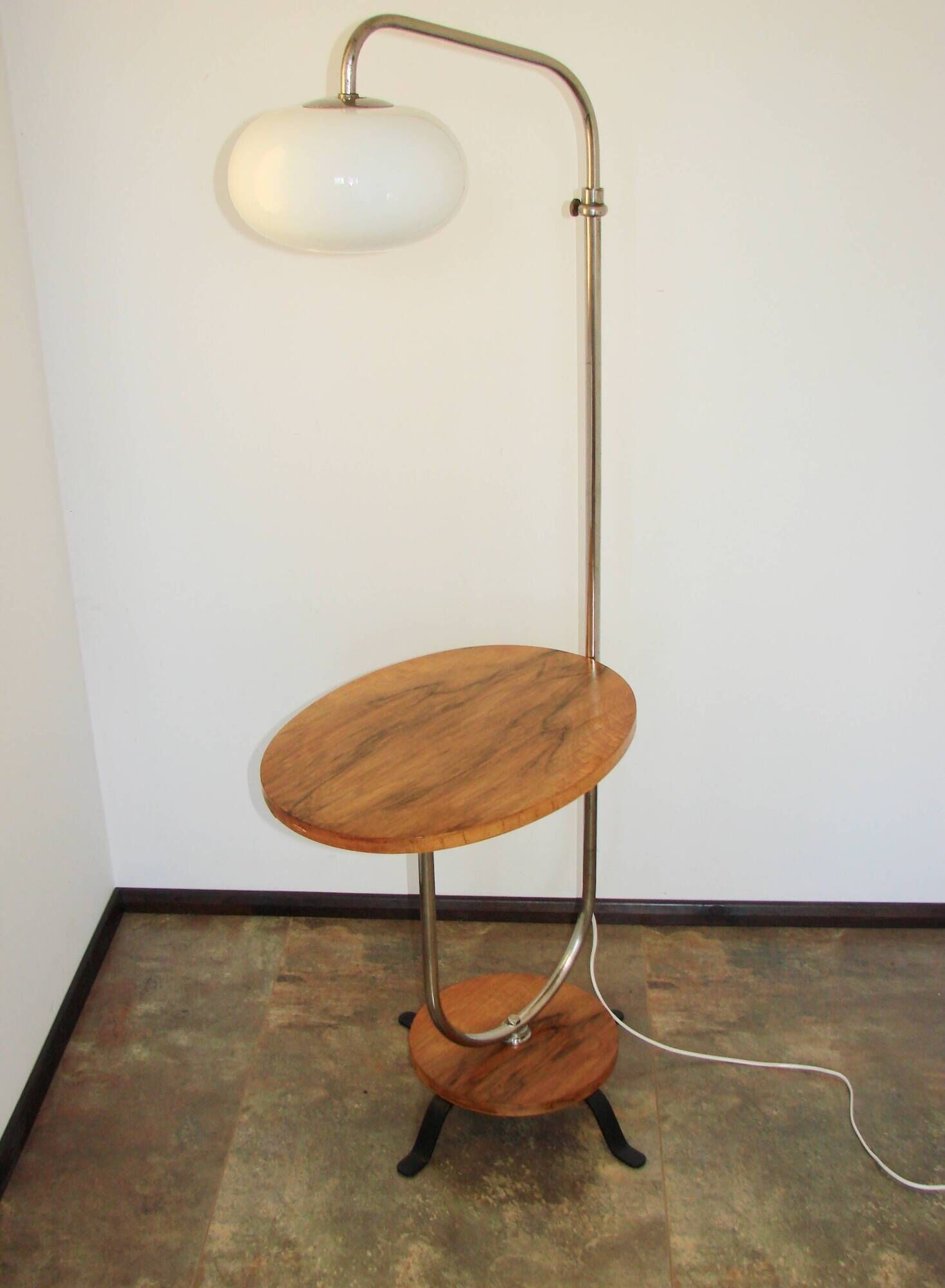 Une lampe sur pied avec une table d'appoint, années 1940.