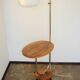 Une lampe sur pied avec une table d'appoint, années 1940.