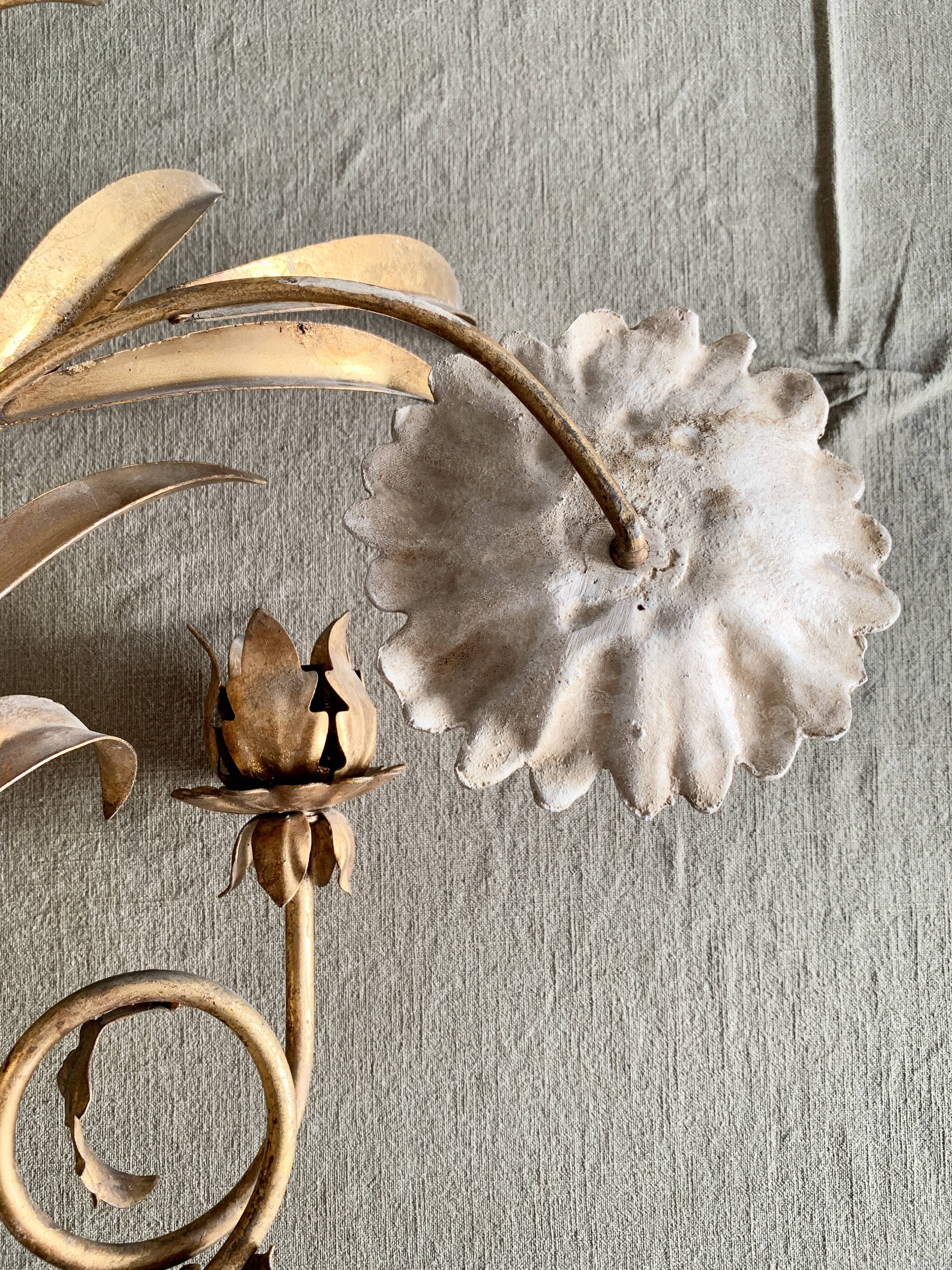 Wall lamp in gilded brass with a daisy design.