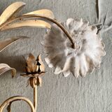 Wall lamp in gilded brass with a daisy design.