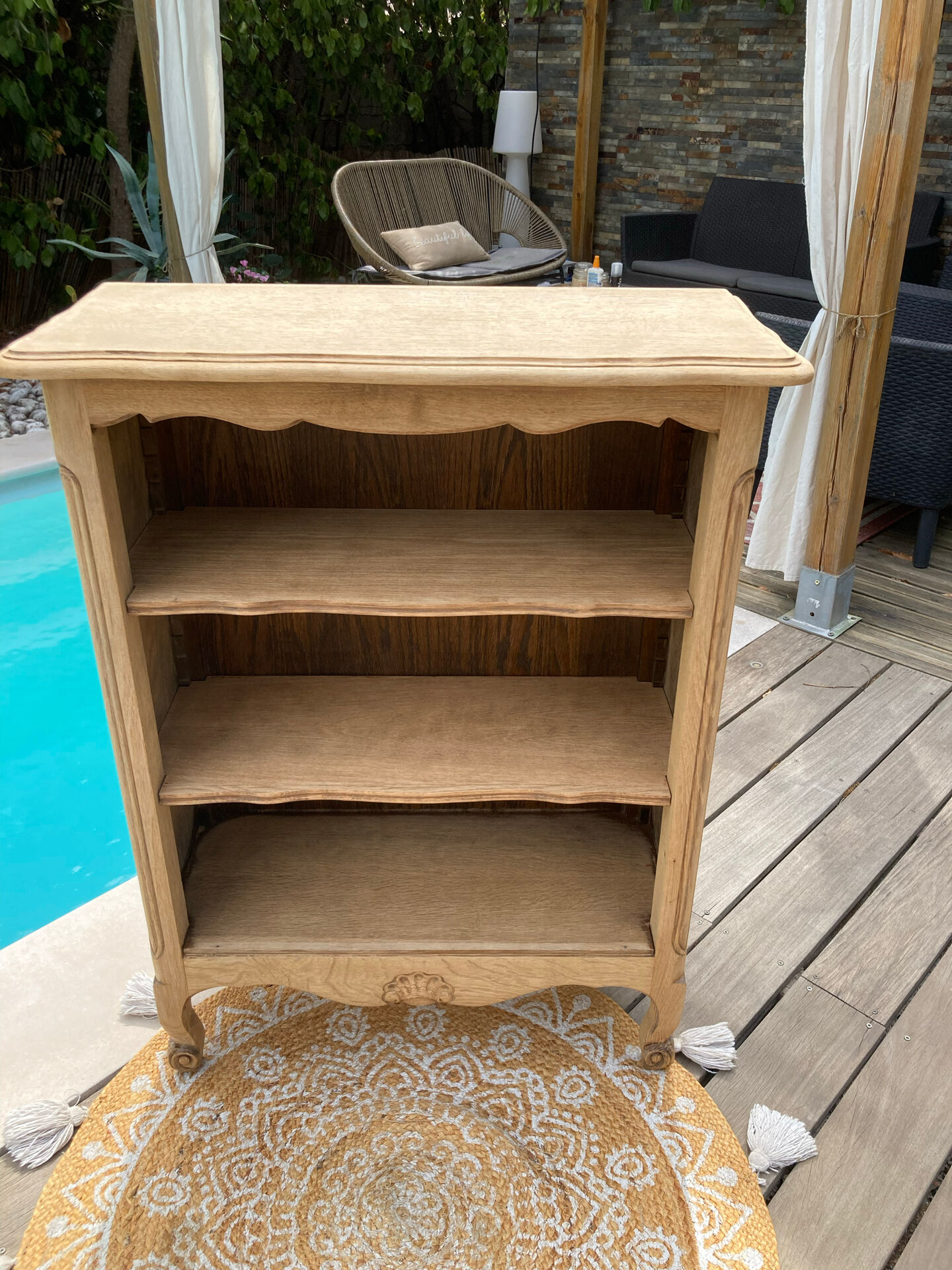 Beautiful oak sideboard, fully sanded, Louis XV style, with removable shelves.