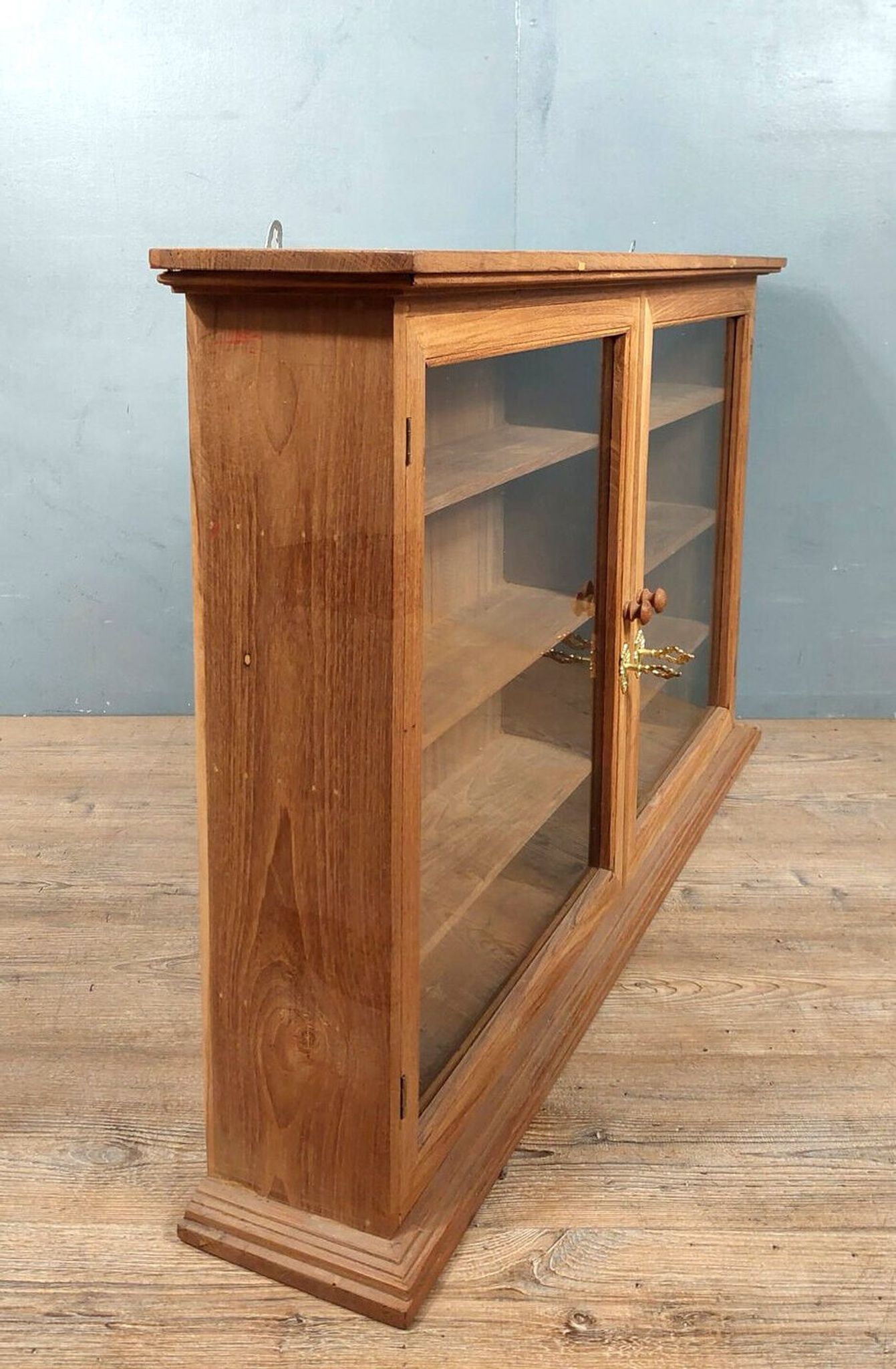 Narrow showcase in chestnut and exotic wood of the twentieth circa 1900