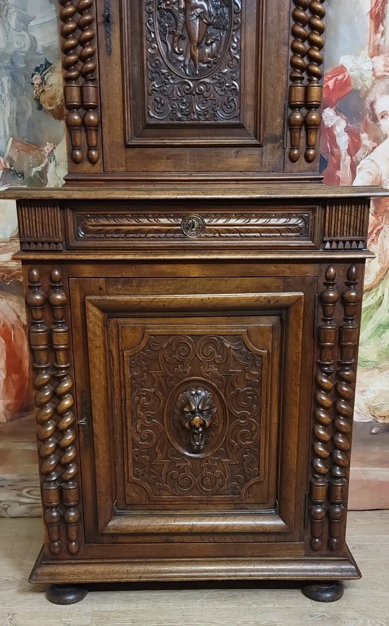 meuble ancien en noyer massif finement sculpté, de style Renaissance