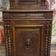 meuble ancien en noyer massif finement sculpté, de style Renaissance
