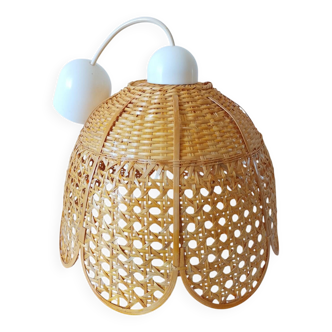 Lustre forme fleur en rotin