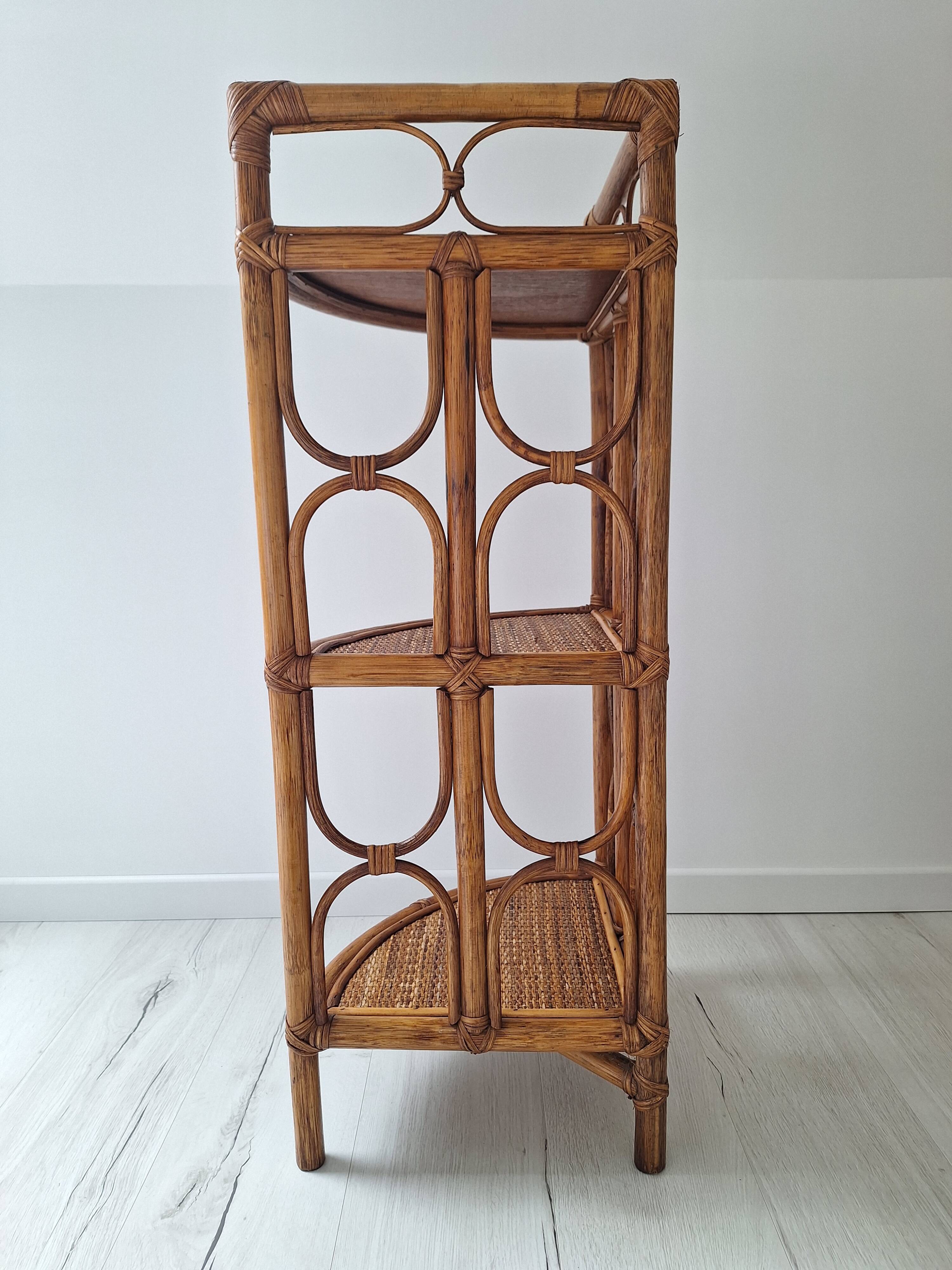 Etagère d'angle en rotin