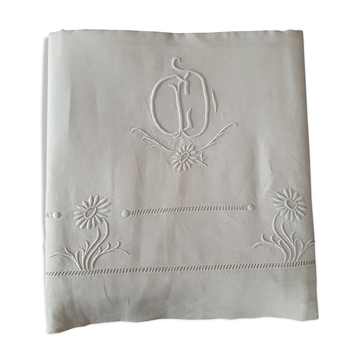 Ancient hand embroidered sheet in métis