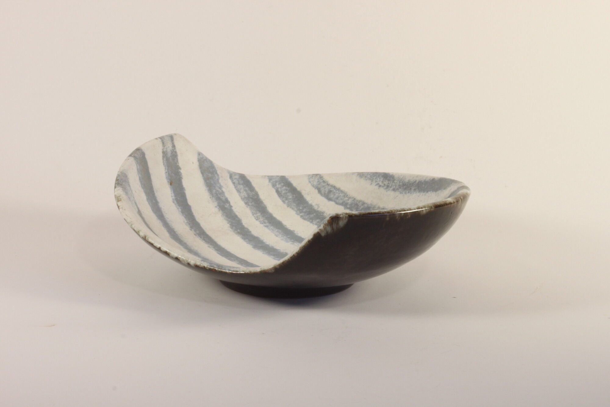 Striped ceramic vide-poche bowl by Carstens Tönnieshof, Germany 1950s.