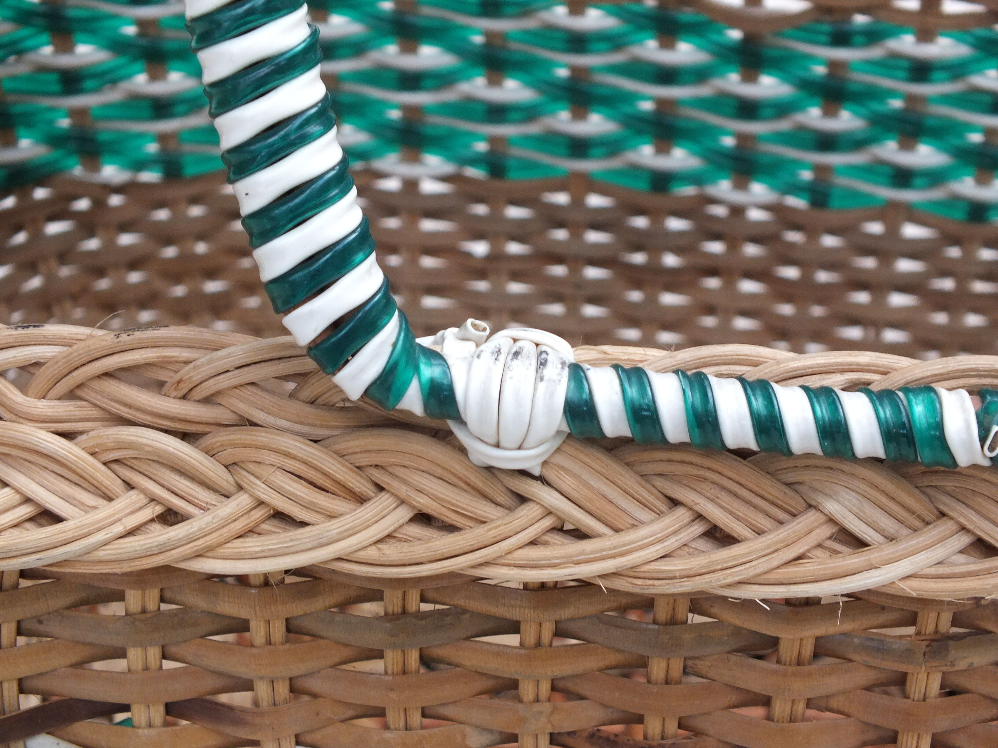 Woven wicker basket and scoubidou from the 50s