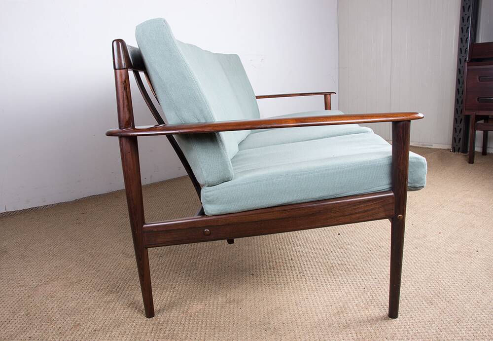 Canapé Danois 3 places en Palissandre et Tissu neuf par Grete Jalk pour Poul Jepessen 1960.