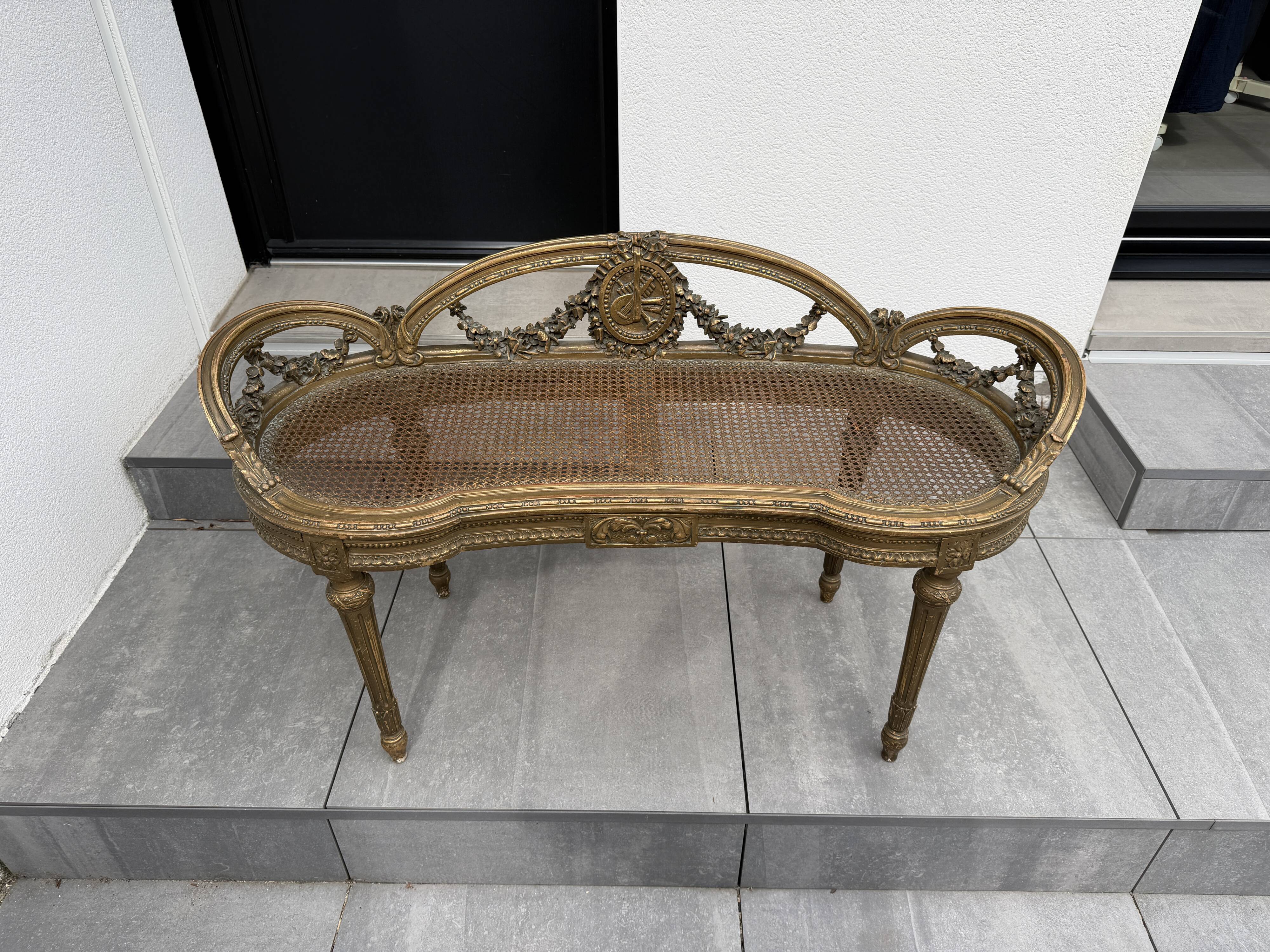 Superb salon bench (basket model) in Louis XVI style.