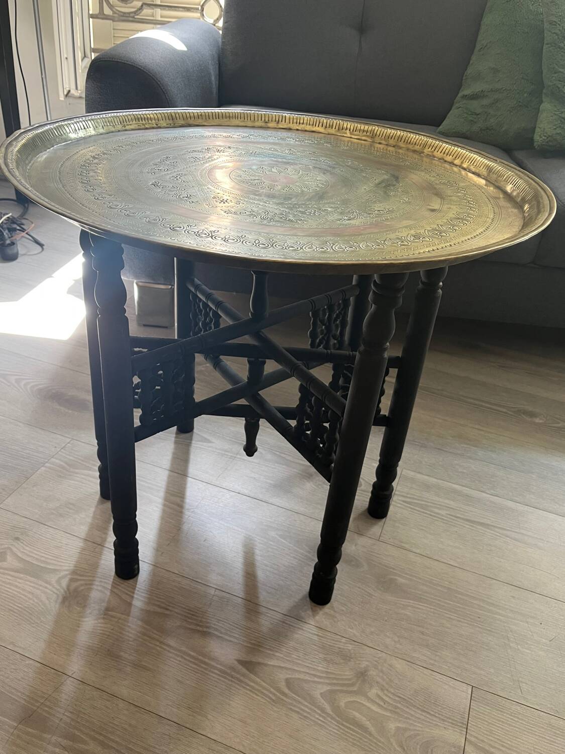 Table basse marocaine en laiton gravé et bois sculpté