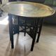 Table basse marocaine en laiton gravé et bois sculpté