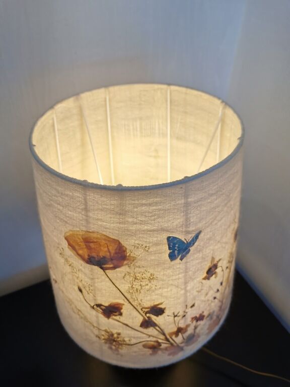 Lampe à poser en verre et abat jour en fleurs séchées.