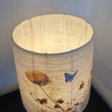 Lampe à poser en verre et abat jour en fleurs séchées.