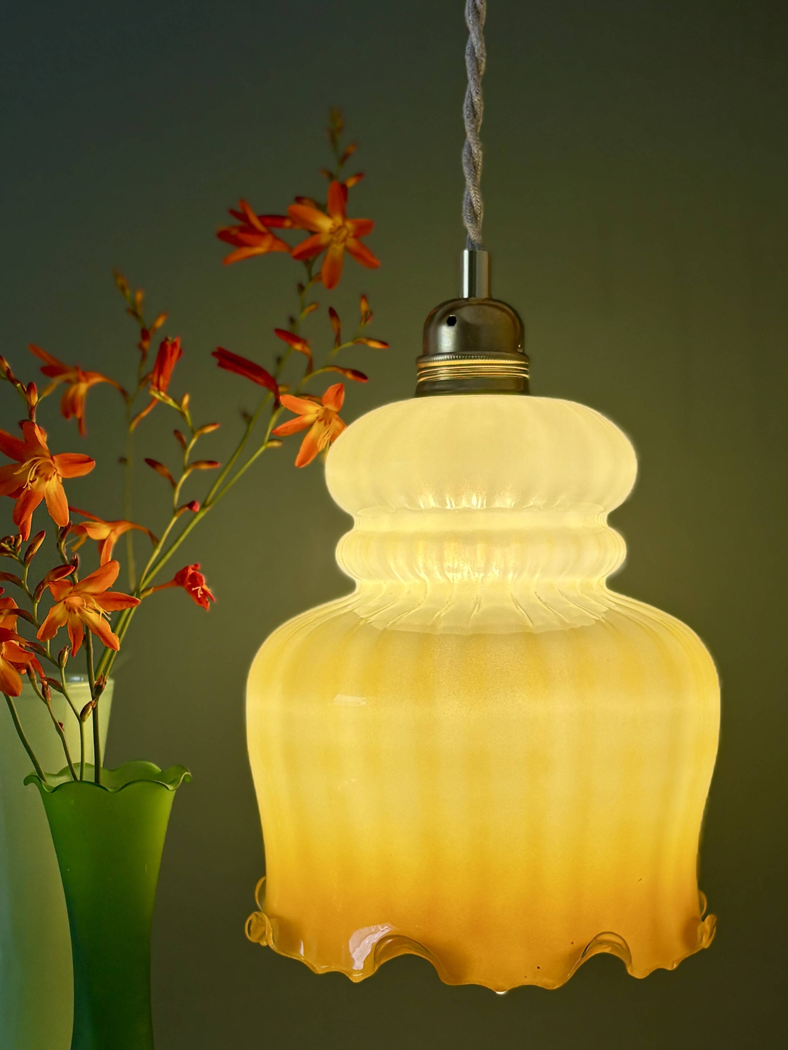 Suspension globe vintage en opaline blanche et ocre