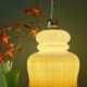Suspension globe vintage en opaline blanche et ocre