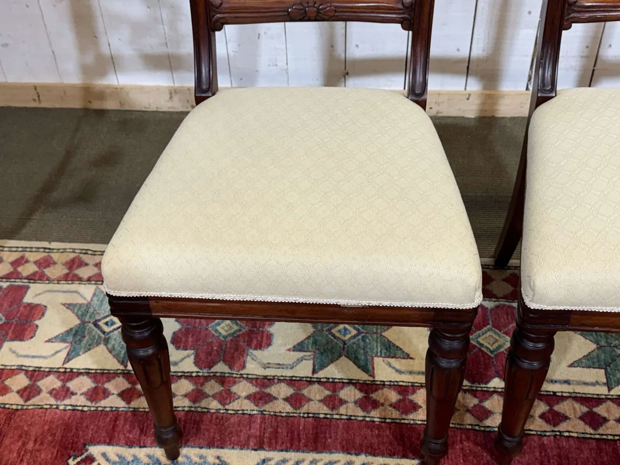 Set of 2 armchairs and 6 English mahogany chairs from the 1950s.