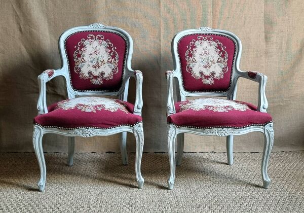 Paire de fauteuils tapissés cabriolets Louis XV