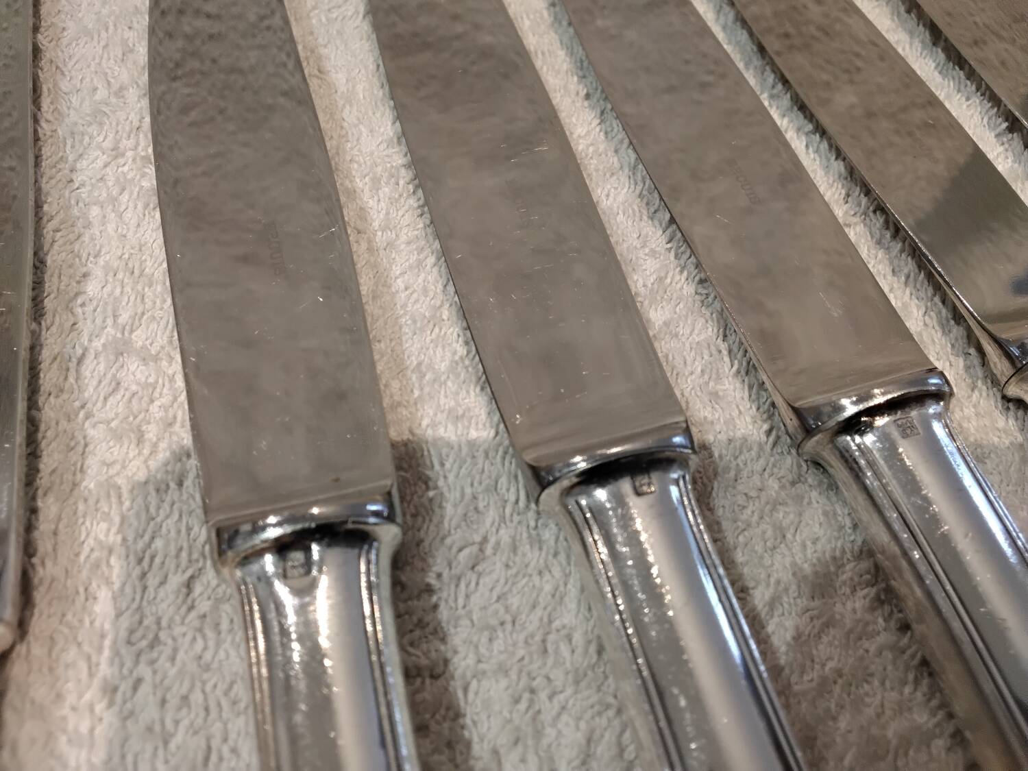 12 silver-plated table knives by Ercuis Valencay, 25cm
