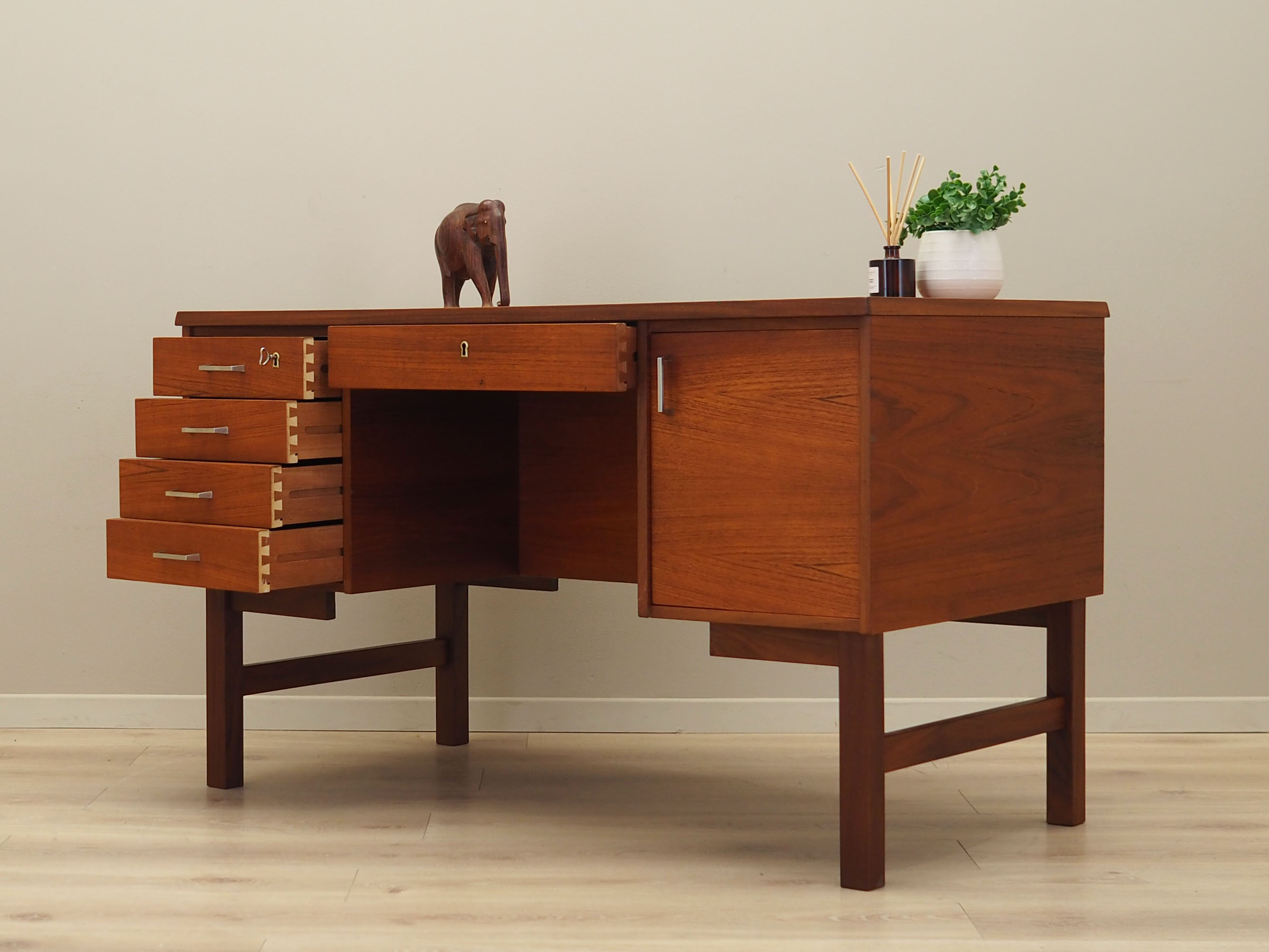 Teak desk, Danish design, 1970s, production: Denmark