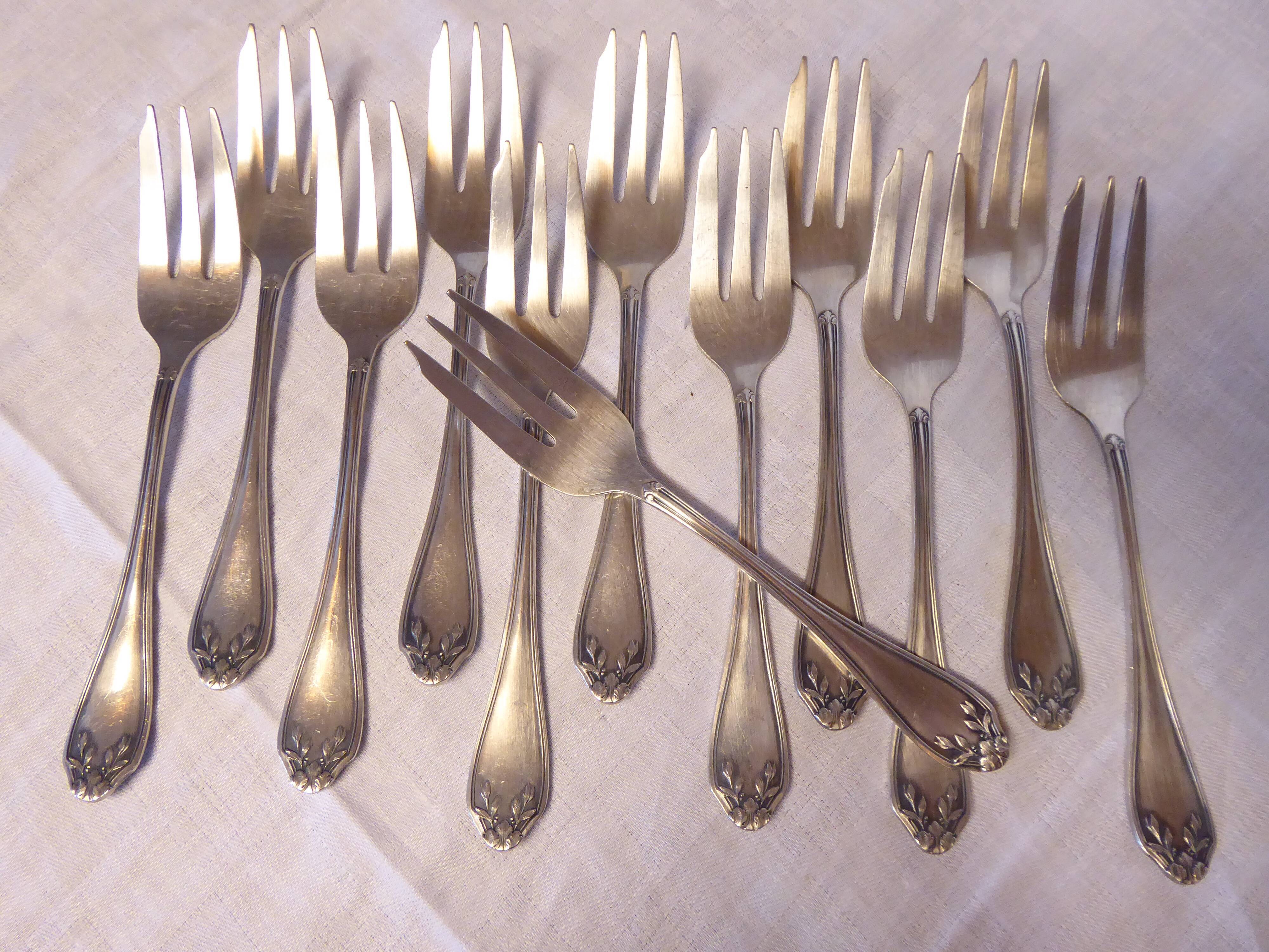 12 fourchettes à dessert en métal argenté