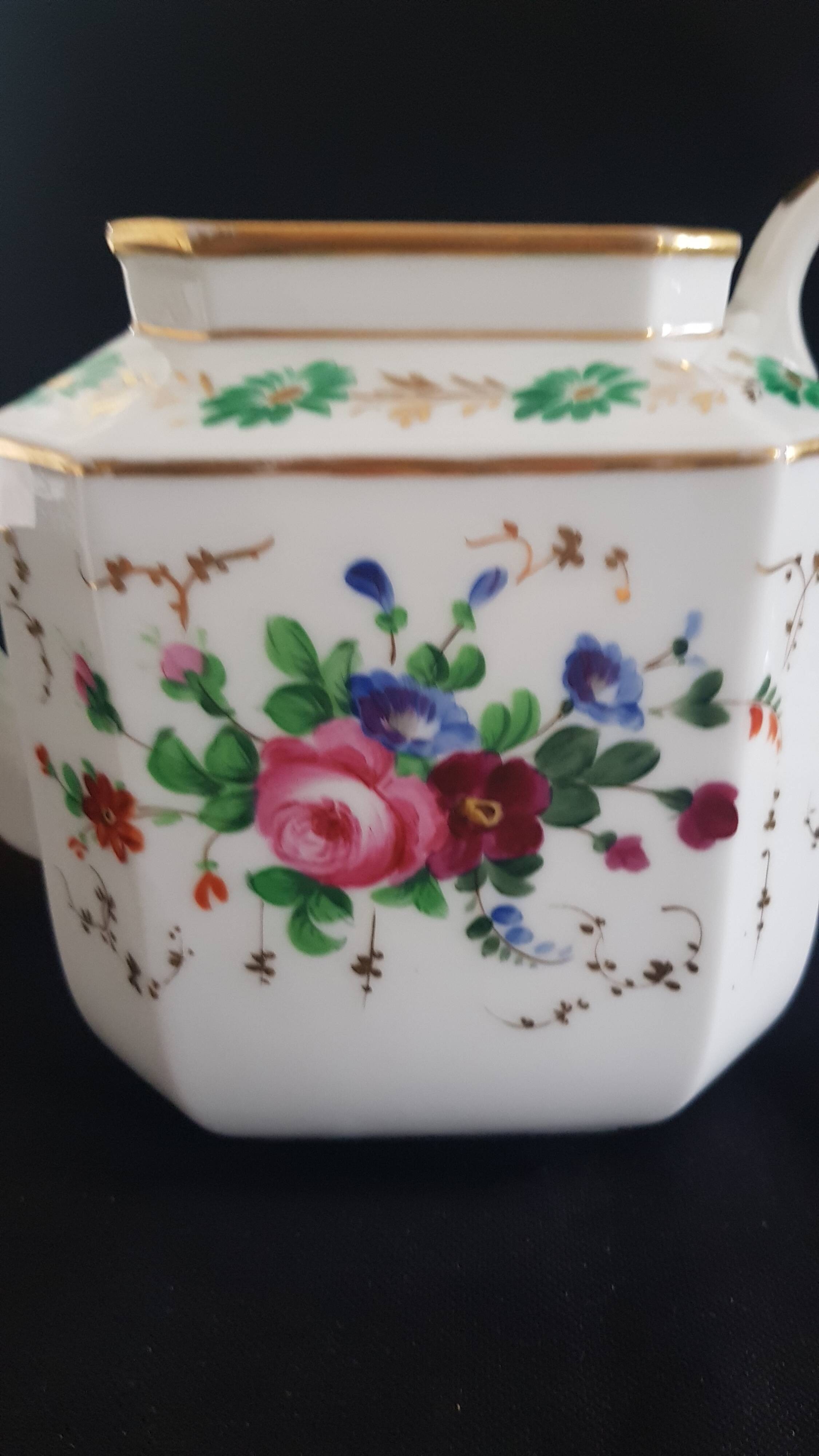 Large octagonal teapot porcelain from Paris "Old Paris", mid-19th century.