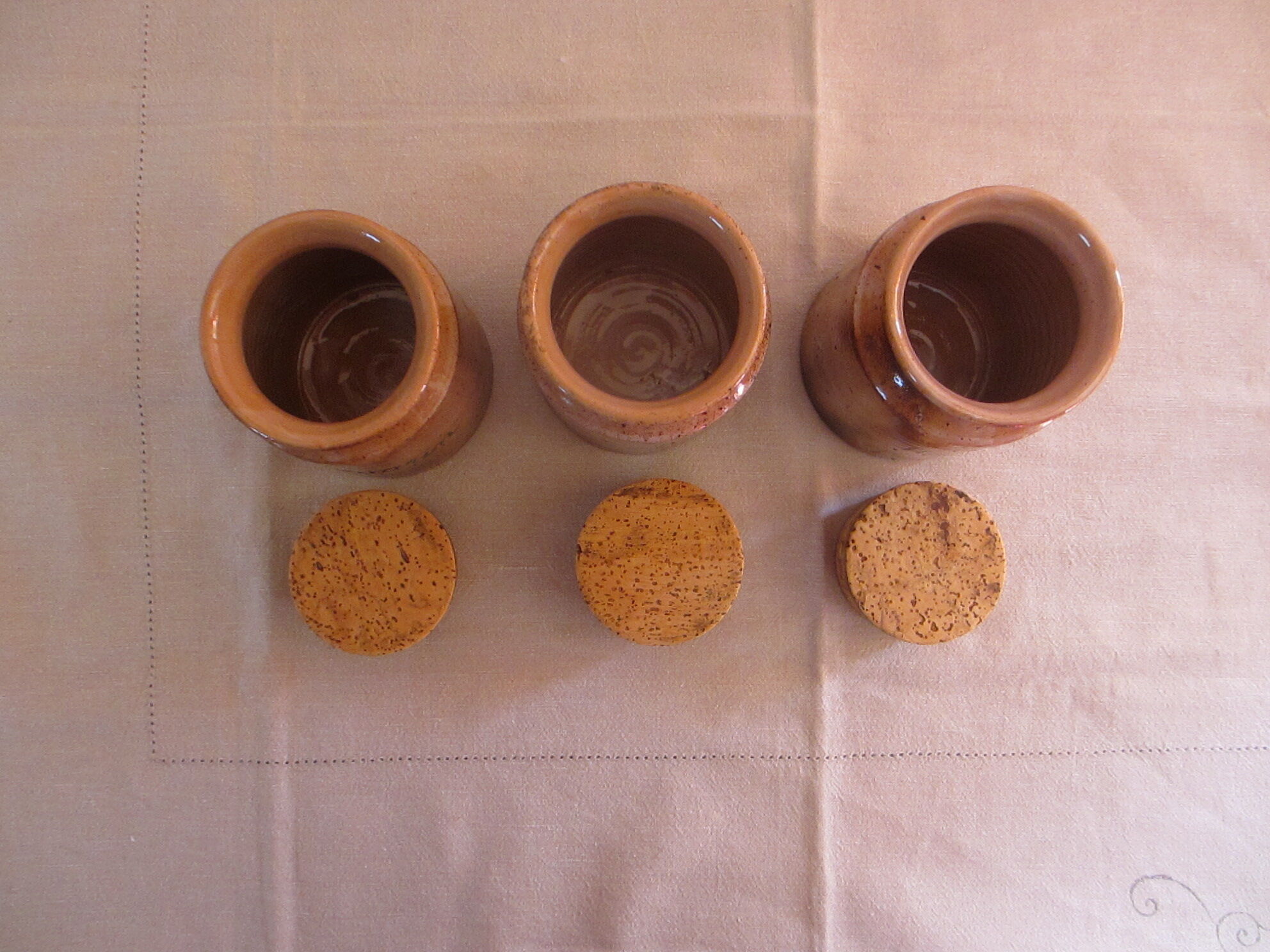 3 Spice pots with crouted cork.