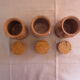 3 pots à épices avec bouchon en liège crouté.