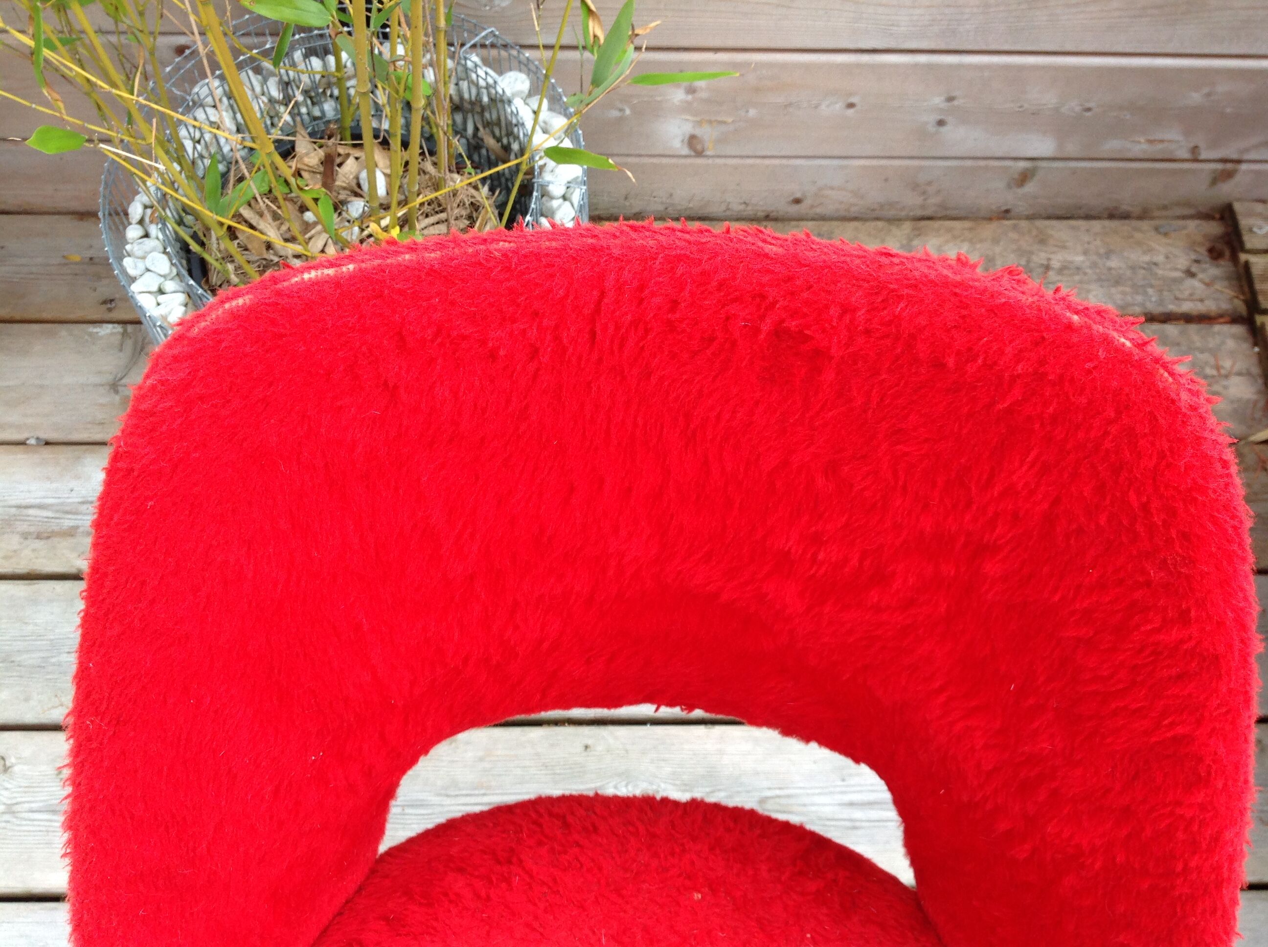 Chaise moumoute rouge pieds compas