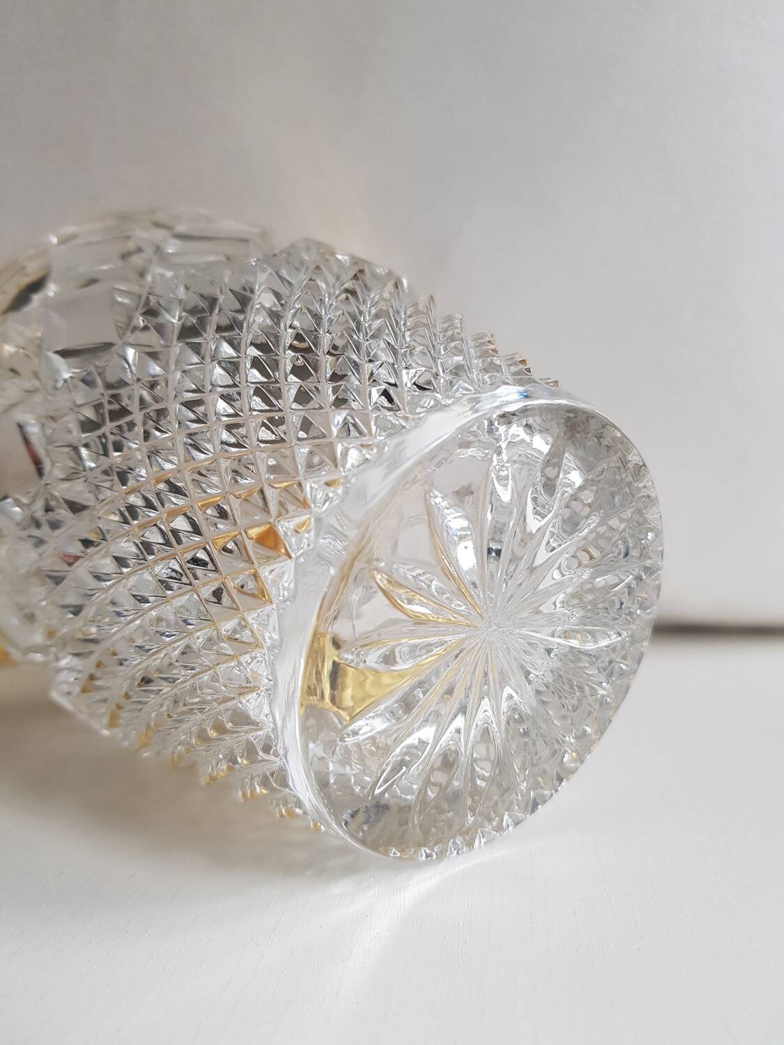 Seau à glace en cristal taillé du milieu du siècle Val Saint Lambert avec détails dorés et cuillère