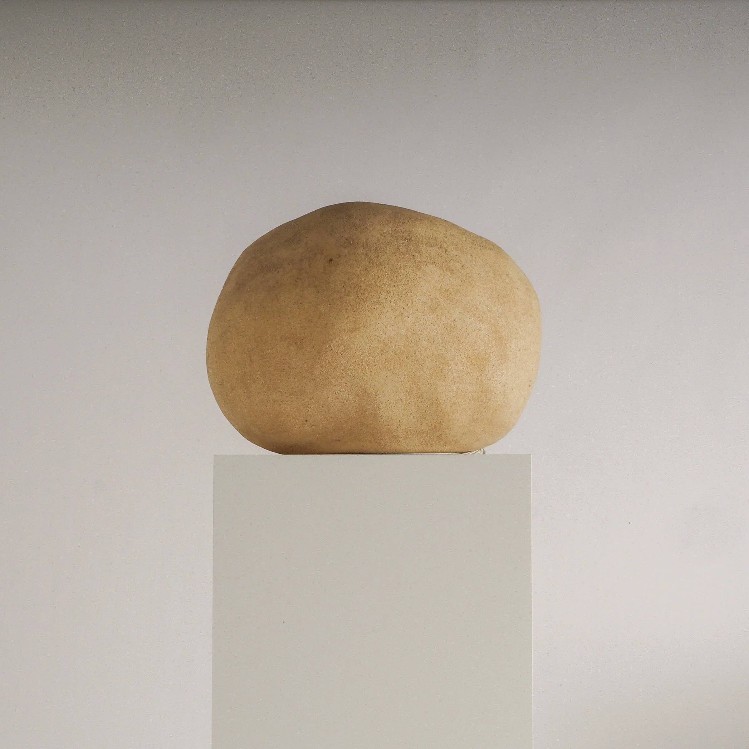 Lampe en pierre lunaire Dora par André Cazenave