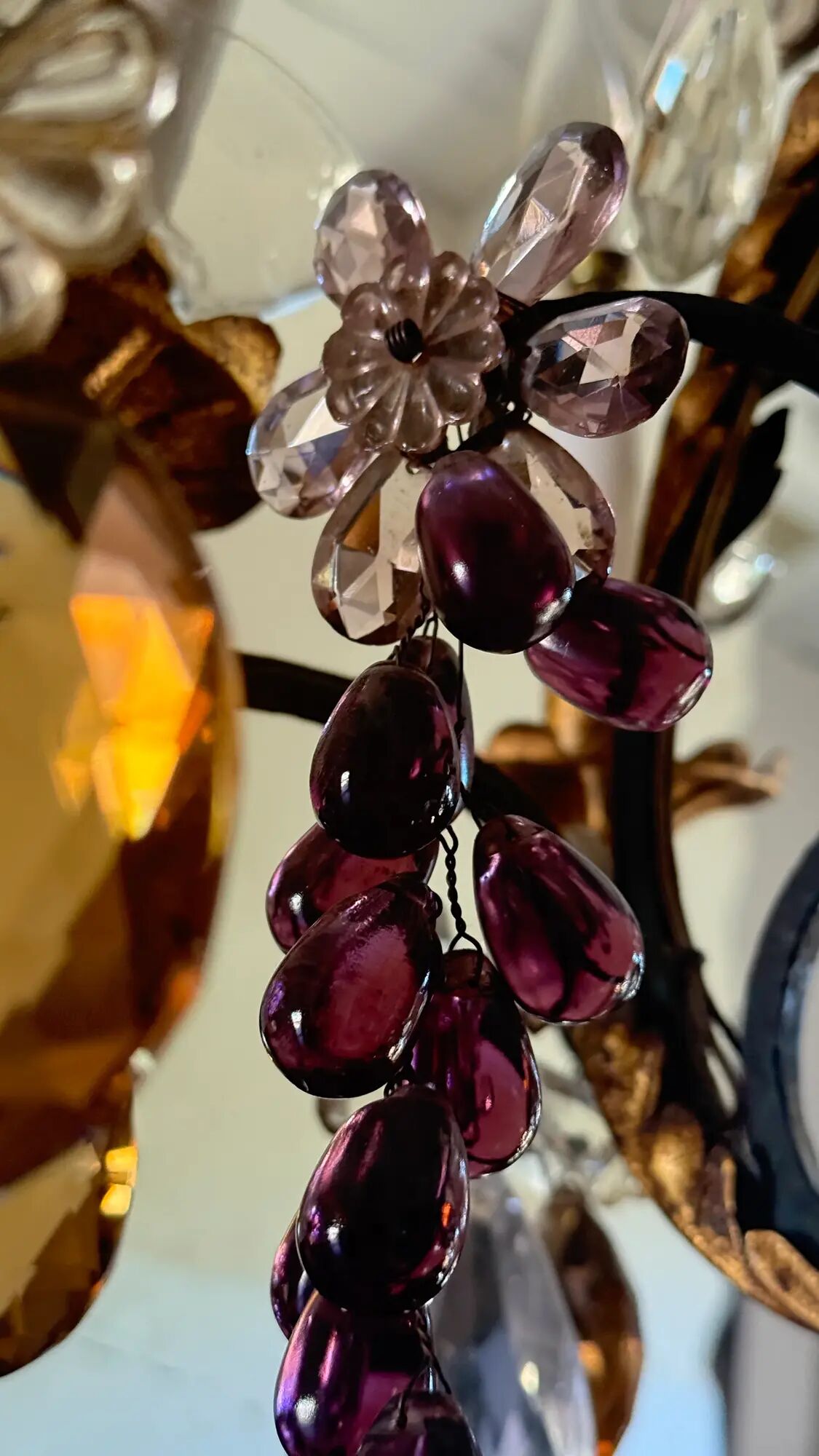 Lustrous chandelier with pendants and glass fruits, Maison Baguès, six lights.