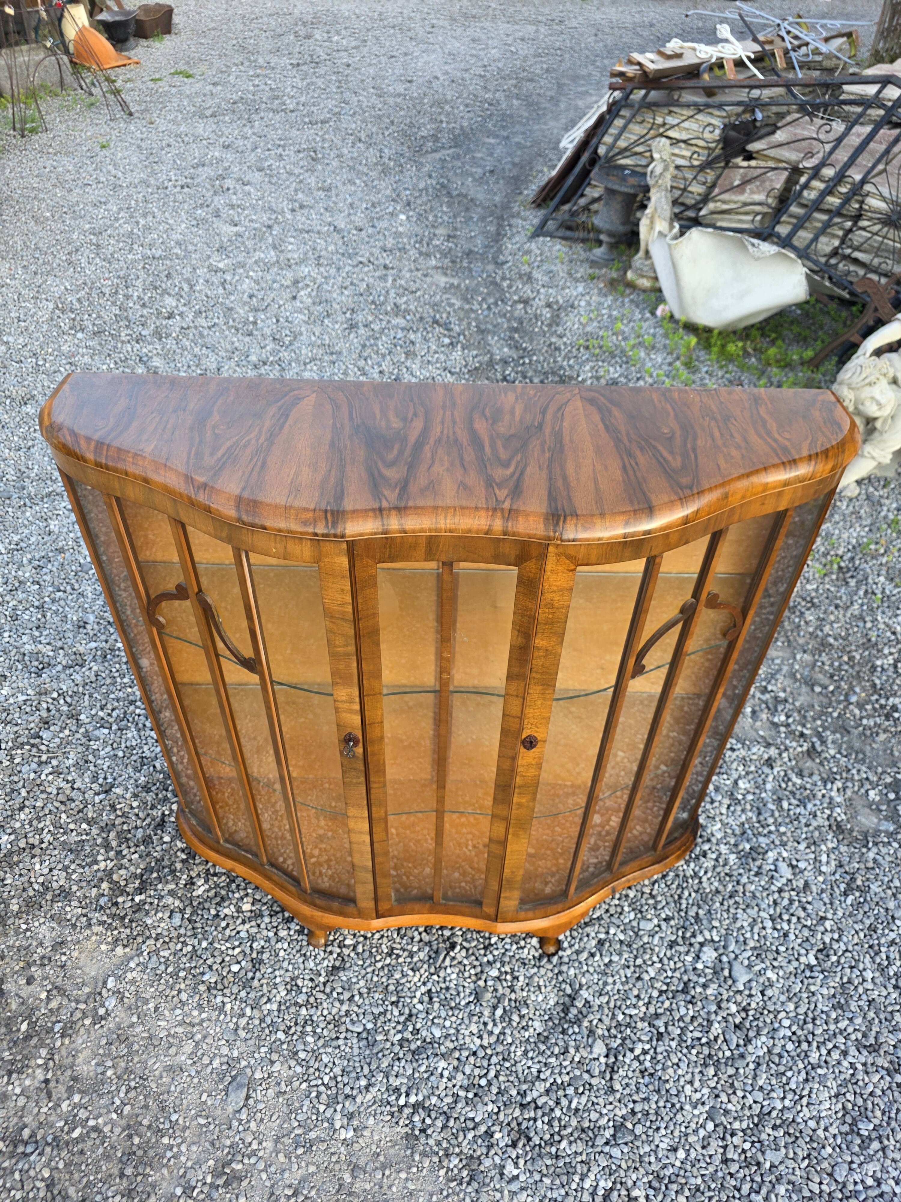 Art Deco display cabinet in walnut from the 1930s.