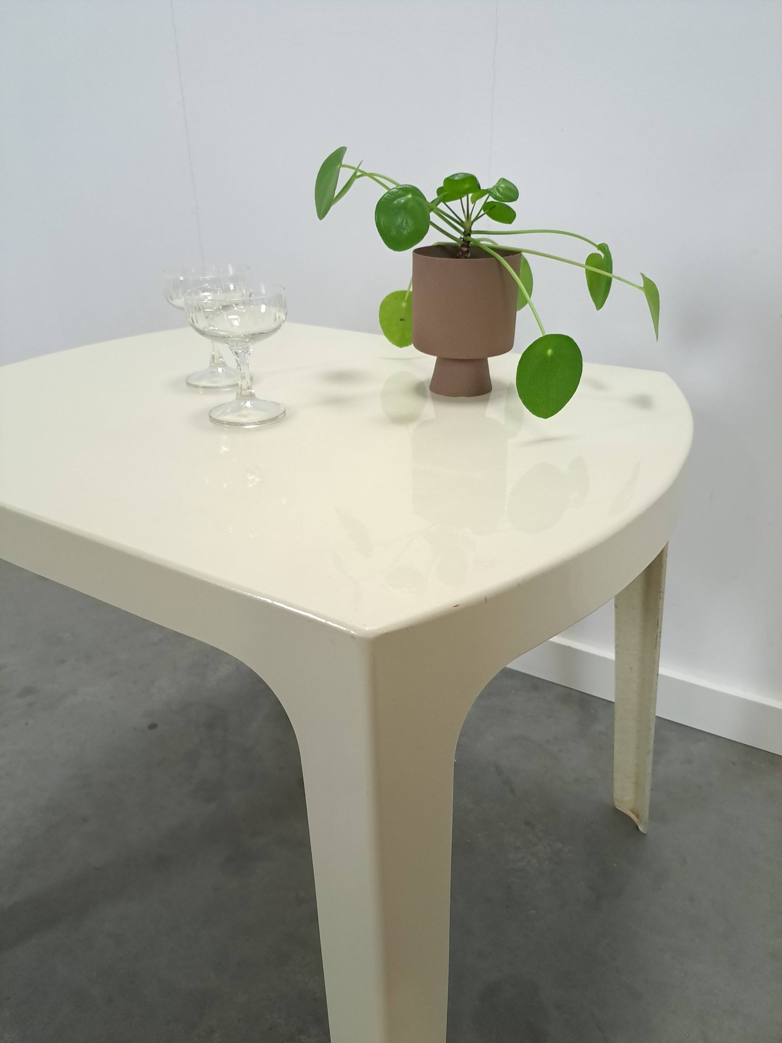 Vintage gebroken wit kunststof tuintafel eettafel