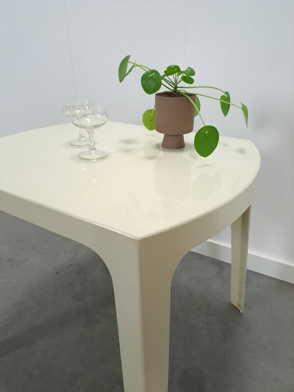 Table de jardin en plastique vintage cassé blanc.