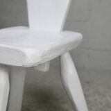 Paire de chaises tripodes, assises à la gouge. Brutalistes, circa 1960. Bois peint.